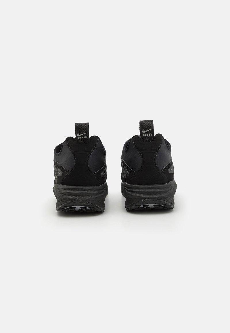 Czarne buty sportowe z gładką cholewką ze skóry i siateczki, z teksturowaną podeszwą i amortyzowanym obcasem, zaprojektowane z myślą o komforcie i wsparciu.