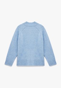 Suéter azul claro con cuello y dobladillo acanalados, con una textura suave y mangas largas, ligeramente ajustadas. Vista trasera mostrada.