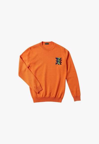 Oranges Strickpullover mit rundem Kragen und langen Ärmeln. Verfügt über eine quadratische aufgesetzte Tasche mit geometrischen Mustern in Grün und Blau.