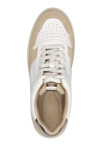 Adidași albi și bej cu un superior din piele netedă, vârf perforat și accente texturate. Include șireturi bej și detalii metalice.