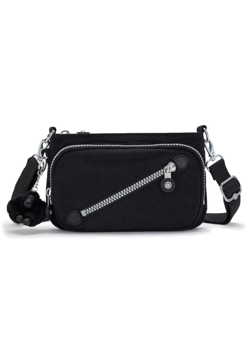Sort stof crossbody tas med en skrå lynlås lomme, sølv hardware og en pom-pom detalje. Den har en aftagelig rem og en tekstureret overflade.