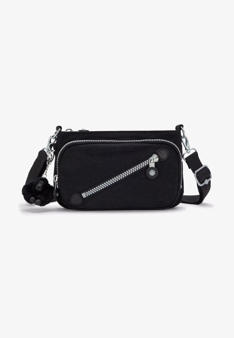 Svart tyg crossbody-väska med en diagonalt placerad dragkedjeficka, silverfärgade detaljer och en pom-pom accent. Har en avtagbar rem och en texturerad yta.