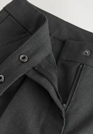 Pantaloni neri con un tessuto testurizzato, dotati di una cerniera in metallo, chiusure a bottone e una fodera interna liscia per comfort e vestibilità.