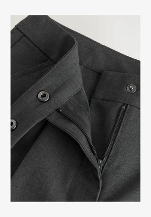 Juodi kelnės su tekstūruota medžiaga, turinčios metalinį užtrauktuką, mygtukų uždarymą ir lygų vidinį pamušalą, užtikrinantį komfortą ir tinkamumą.