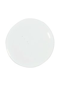 Ceramiczna talerz, okrągły kształt, błyszczące białe wykończenie, lekko nieregularny brzeg, z trzema małymi kropkami blisko centrum. Gładka tekstura.