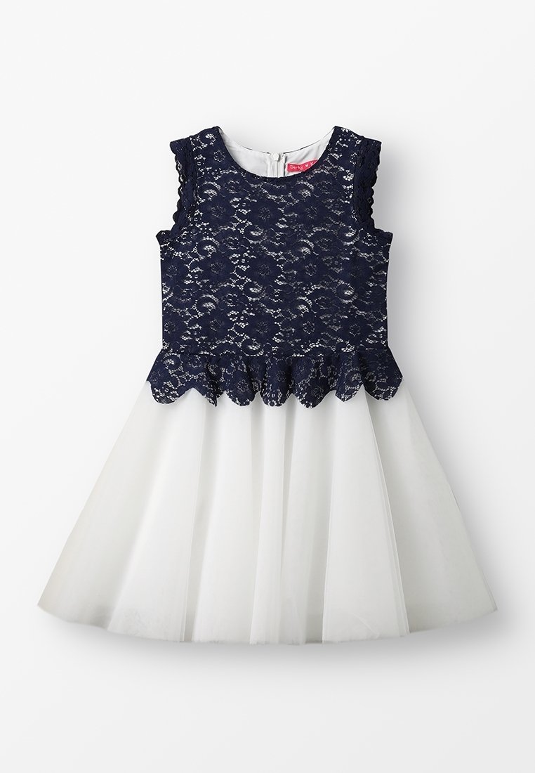 Šaty s námořnickým krajkovým korzetem a květinovými vzory, s vroubkovaným lemem a bílou tylovou sukní. Kulatý výstřih a zapínání na zip na zádech.