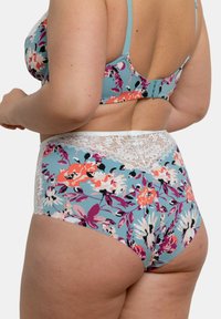 Ensemble de lingerie floral avec une base bleu clair, présentant des fleurs vibrantes en rose, orange et noir, avec des détails en dentelle le long de la taille.