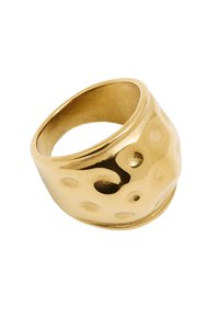 Złoty pierścień o zakrzywionej, teksturowanej powierzchni z okrągłymi wgłębieniami. Obwód jest szeroki i gładki od wewnętrznej strony.