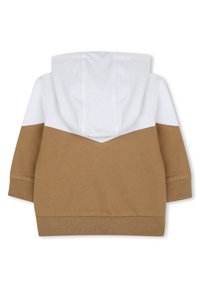 Sudadera con capucha marrón y blanca, que presenta un diseño en bloques de color con una costura en forma de V. Tejido suave, puños y dobladillo acanalados.