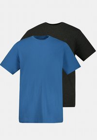 Due magliette a maniche corte: una in cotone blu uniforme con un logo discreto, l'altra in grigio scuro. Entrambe presentano un design classico con collo a giro.