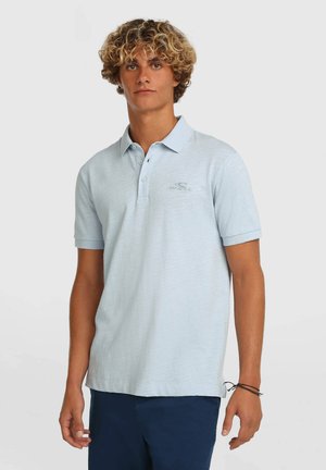 Polo azzurro chiaro in tessuto morbido con colletto, maniche corte e dettaglio logo discreto sul petto. Orlo dritto e vestibilità rilassata.