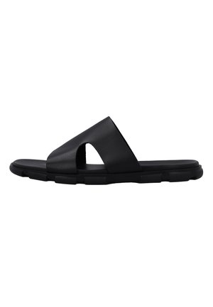 Schwarze Slide-Sandale mit breitem gekreuztem Riemen und gepolstertem Fußbett, entworfen für den Freizeitgebrauch mit flexibler, segmentierter Außensohle.