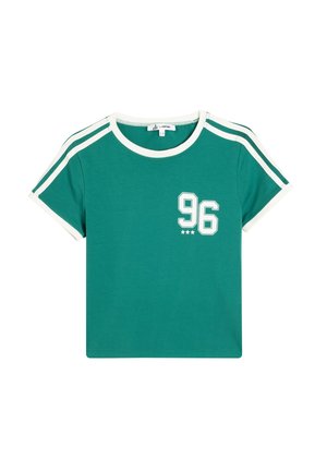 Camiseta de algodón verde con detalles en blanco, cuello redondo, mangas cortas y un gráfico frontal de "96" y tres estrellas. Presenta rayas laterales.