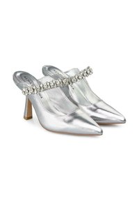 Scarpe slingback argento con tacco alto e punta affilata, caratterizzate da una fascia decorata con cristalli e un piccolo tacco a blocco. Texture metallica liscia.