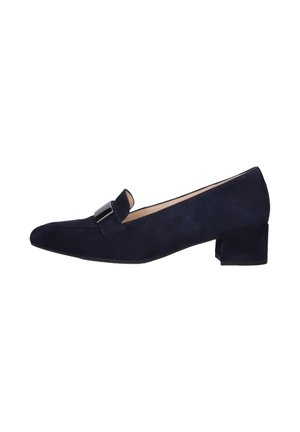 Donkerblauwe suède lage hakken met een spitse neus en een oversized stoffen band met een kleine rechthoekige metalen accent.