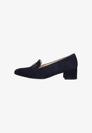Chaussures en daim bleu marine à petit talon avec un bout pointu et un large bande en tissu, présentant un petit accent métallique rectangulaire.