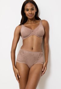 Beige kant beha en bijpassende high-waisted slip met bloemenpatroon. Soepele textuur en gevormd ontwerp voor comfort en ondersteuning.
