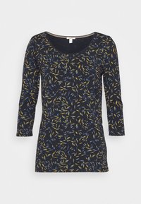Langærmet top i navy stof med et spredt mønster af gule og blå detaljer. Har en rund halsudskæring og tætsiddende pasform.