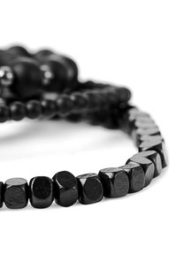 Schwarze Perlenarmbänder mit verschiedenen Formen: rund und sechseckig. Glatte Oberfläche mit glänzendem Finish, das einen strukturierten Look erzeugt.
