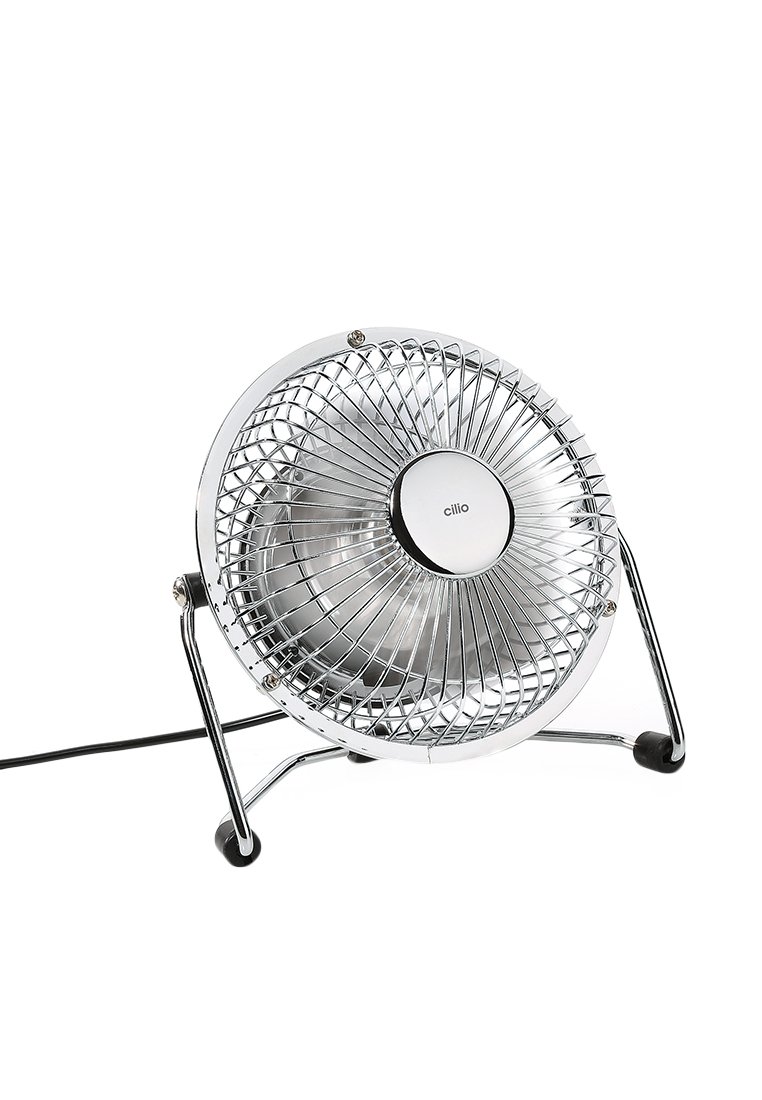 Runder Metallventilator mit verchromter Oberfläche, ausgestattet mit einem Drahtgitter, rundem Sockel, verstellbarem Winkel und schwarzem Stromkabel. Kompaktes Design.