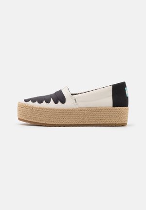 Baskets espadrilles en toile avec une tige crème ornée d'accents noirs festonnés, une semelle intermédiaire en jute tressé et un empiècement de talon noir uni.