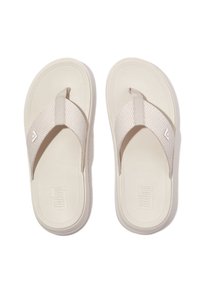 Lichtbeige flip-flops met een gestructureerde voetbed en gladde bandjes, voorzien van een klein logo op de bovenste band en een vlakke zool.