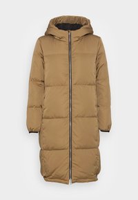 Cappotto imbottito lungo, marrone, con cappuccio, chiusura a zip e polsini elasticizzati. Tessuto liscio, caratterizzato da cuciture orizzontali e tasche laterali.