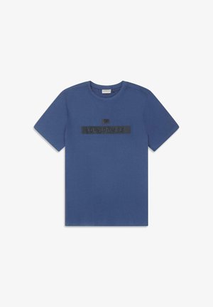 Tumed sinine puuvillane t-särk, millel on ümar kaelus ja lühikesed varrukad. Esiküljel on must tekstuuriga logo plaastriga, millel on valged tähed.