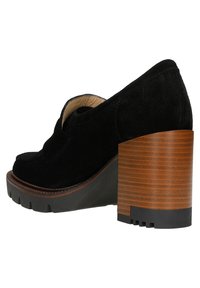 Černý semišový vysoký bot s kulatým tvarem, který má robustní dřevěný podpatek s horizontálními pruhy a gumovou podrážku pro lepší přilnavost.