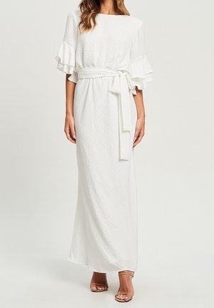 Witte maxi-jurk met rimpelige korte mouwen en een gestrikt tailleband. Zachte textuur, vloeiende uitstraling en een rechte snit. Geen patronen of accenten.