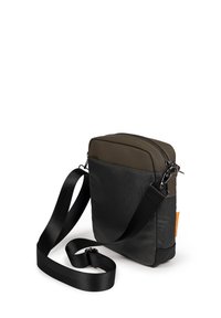 Bolso tipo bandolera en materiales verde oliva y negro, con cierre de cremallera, correa ajustable y un acento lateral en naranja. Diseño compacto y rectangular.