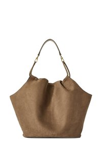 Borsa in suede marrone con forma morbida, doppio manico in pelle e dettagli in metallo color oro. Texture liscia e design non strutturato.