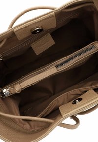 Vaaleanruskea nahkalaukku, jossa on vetoketjullinen tasku, magneettisuljin ja pehmeä kangasvuori. Ominaisuuksia ovat pyöristetyt kulmat ja minimalistinen muotoilu.