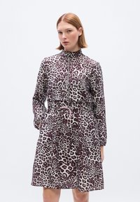 Φόρεμα με λεοπάρ σχέδιο σε απαλό ύφασμα, με ψηλό γιακά, φερμουάρ κλείσιμο, μακριά μανίκια και σούρα στη μέση με κορδόνι.