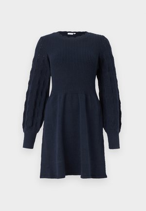 Robe en maille bleu marine avec corsage côtelé, manches longues bouffantes texturées, poignets ajustés et ourlet de jupe évasé.