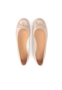 Kreemjasiliste balletijalanõud pehmest beezist nahast, ümarate näppudega, lillekaunistuse ja kuldse detailiga, siledaga sisevoodriga.