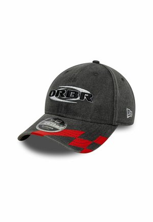 Casquette de baseball gris foncé avec le logo "ORBR" à l'avant, motif à carreaux rouges sur la visière, et autocollant New Era 9FORTY sur le bord.