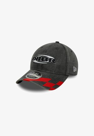 Casquette de baseball gris foncé avec le logo "ORBR" à l'avant, motif à carreaux rouges sur la visière, et autocollant New Era 9FORTY sur le bord.