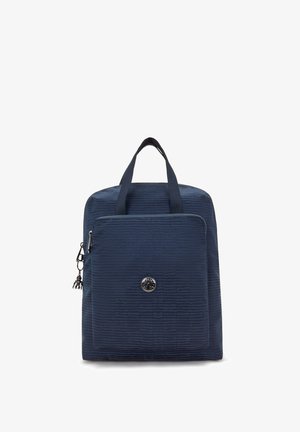 Navy blauwe stoffen rugzak met gestructureerd oppervlak, twee handvaten bovenaan, voorvak, ritssluitng en een ronde logo-accent.
