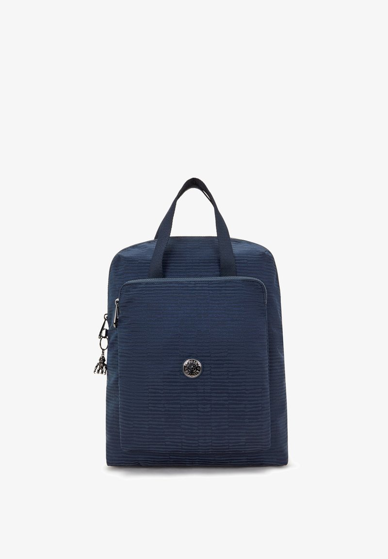 Námorně modrý látkový batoh s texturovaným povrchem, dvěma horními rukojetěmi, přední kapsou, zipovým uzávěrem a kulatým logem jako akcentem.