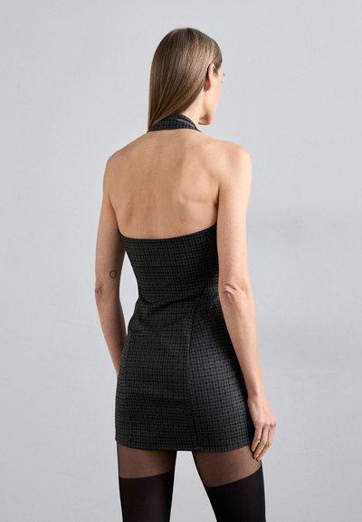 Zwart en grijs houndstooth mini-jurk met een halterneklijn, gestructureerde stof, aansluitend ontwerp en een open rug.