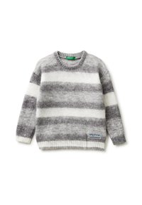 Šedý a bílý pruhovaný svetr, vyrobený z měkké látky, s kulatým výstřihem a žebrovanými manžetami a lemem; na přední straně se nachází malá nášivka s logem.