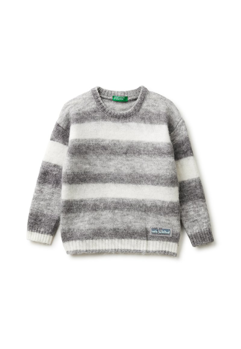 Šedý a bílý pruhovaný svetr, vyrobený z měkké látky, s kulatým výstřihem a žebrovanými manžetami a lemem; na přední straně se nachází malá nášivka s logem.