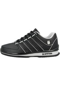 Sneaker sportivo nero con tomaia sintetica, caratterizzato da accenti bianchi e design a tre strisce, chiusura con lacci e soletta imbottita.