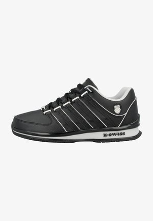 Sneaker sportivo nero con tomaia sintetica, caratterizzato da accenti bianchi e design a tre strisce, chiusura con lacci e soletta imbottita.