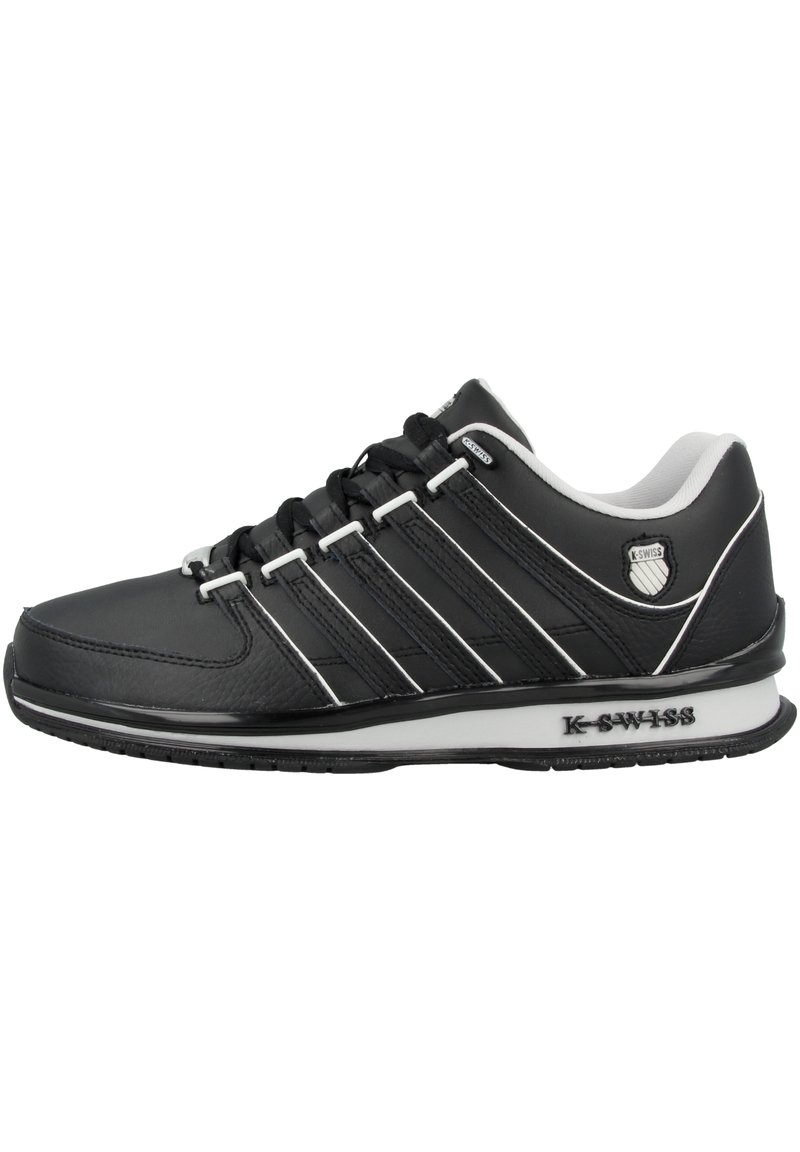 Sneaker sportivo nero con tomaia sintetica, caratterizzato da accenti bianchi e design a tre strisce, chiusura con lacci e soletta imbottita.
