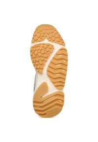 Semelle en caoutchouc avec un motif de grip texturé, dotée d'une semelle intermédiaire blanche et d'un accent marron. Le design comprend des formes angulaires et des contours.