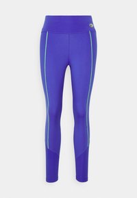 Leggings viola con vita alta, caratterizzati da strisce laterali verdi e un tessuto liscio e elastico; senza attrezzature visibili o motivi.
