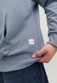 Jack & Jones JJEBASIC HOOD - Hættetrøje - flint stone