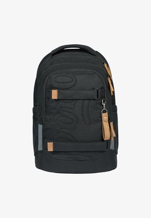 Sac à dos en tissu noir avec un design de logo texturé, des accents en cuir marron, une poignée supérieure, des bretelles réglables et des compartiments zippés.